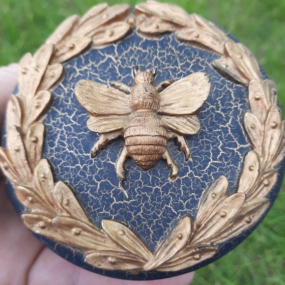 Small Round Gold Metallic 3D Bee Trinket Box - Picture 4 of 10